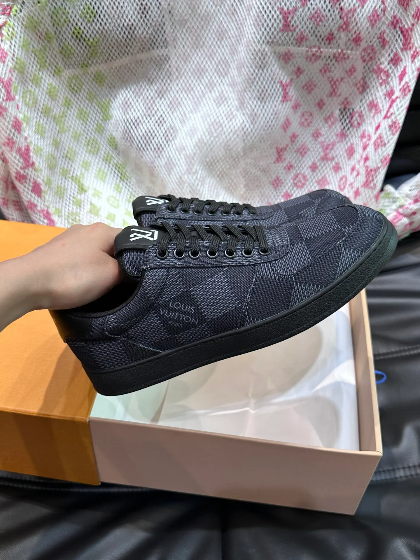 Men's Men's Shoes 💰p420 "*OUIS *UITTO*" Rivoli men's low-top casual sneakers, the classic checkerboard pattern will never go out of style. This Rivoli environmentally friendly sneaker is made of 90% sustainable materials. It is recycled polyester fiber with the iconic Damier jacquard, and the outsole is shaped with recycled polyurethane. An upcycled LV logo perches on the tongue, while Louis Vuitton logos appear on the sides and rear. Comfortable and durable, versatile style, can be worn in all seasons, simple and fashionable item! Size: 38-44 (45 customized)